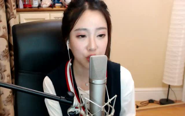 冯提莫这首《不再联系》直接把自己唱哭了免费观看