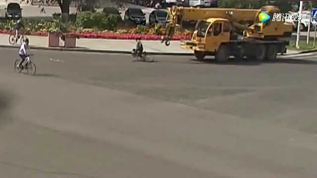 這樣的事故也是沒誰了，吊車司機走神了吧！ (258播放)