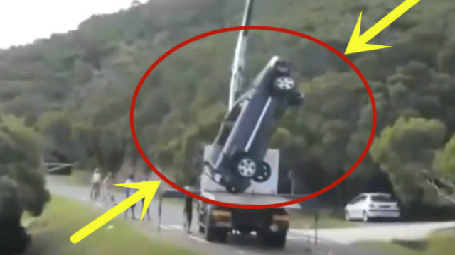 新手吊車司機(jī)把事故越野車吊起，感覺(jué)不對(duì)勁，下秒果然攤上大事了 (178播放)
