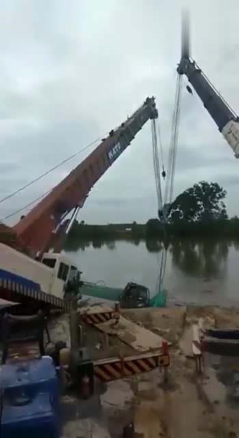 吊車作業過程中發生事故，幸虧作業人員跑的快 (100播放)