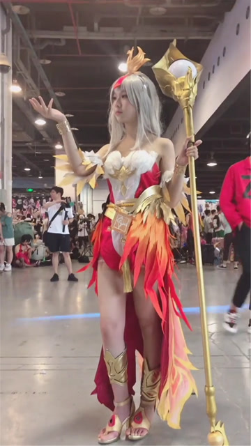 漫展一群小姐姐cos王者荣耀，你觉得哪个更漂亮？免费观看