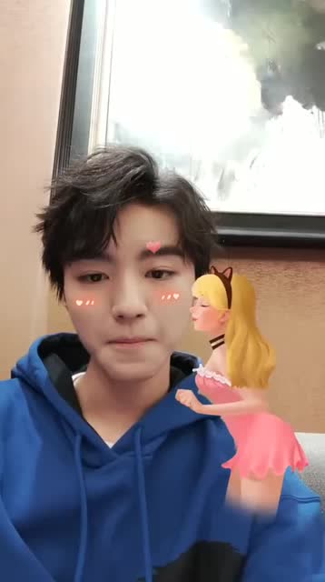 王俊凱直播粉絲送上“親吻”特效,小凱羞澀求助:她一直佔我便宜