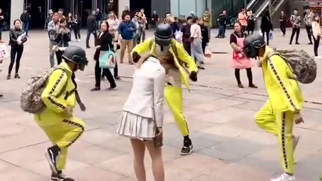 女生本来想系鞋带，没想到一抬头竟看到这一幕，周围路人都愣住了！免费观看