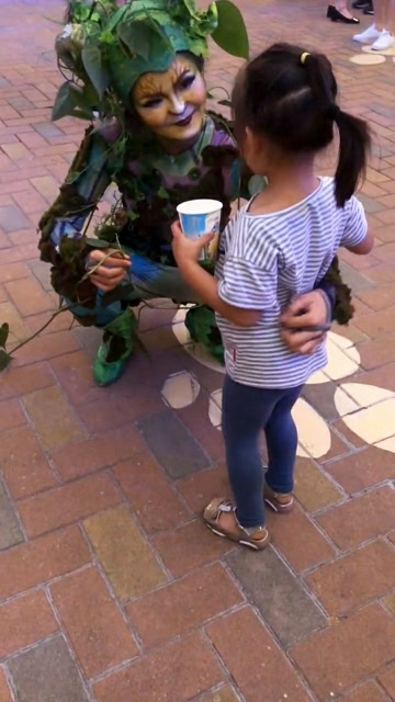 面对奇装异服的女人，小姑娘好像很好奇的样子免费观看