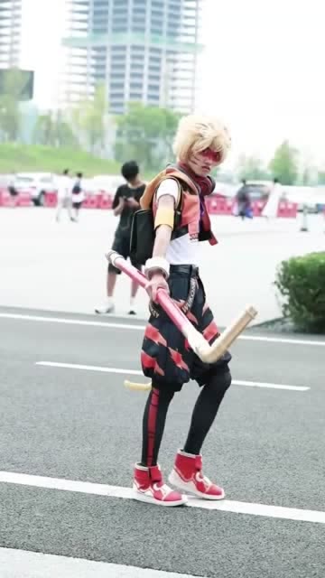 精神小伙模仿悟空全息碎影，手持大钢管，真帅！免费观看