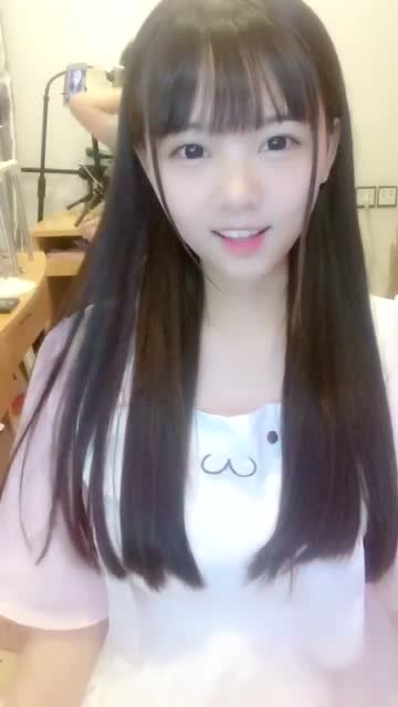 火线妹出道前清纯可人，一副邻家小妹妹形象，怪不得能火免费观看