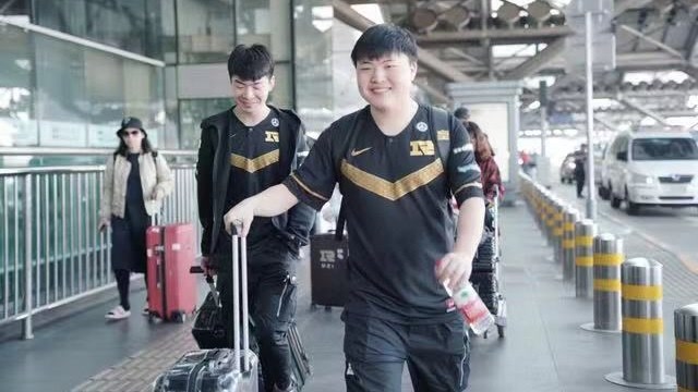 RNG出征：Uzi精神饱满 Ming待遇最好？免费观看