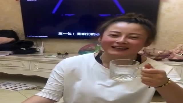 这就是东北女人喝酒,上趟厕所回来酒又多了,网友:是你多了吧!