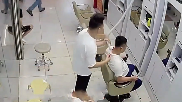 理髮師情緒失控店內飛踹顧客 只因顧客不滿所理髮型