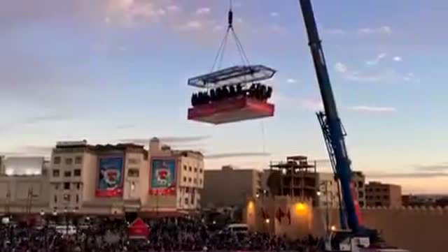 實拍中東土豪們用吊車玩空中餐廳 結果在高空中出現事故悲劇了 (206播放)