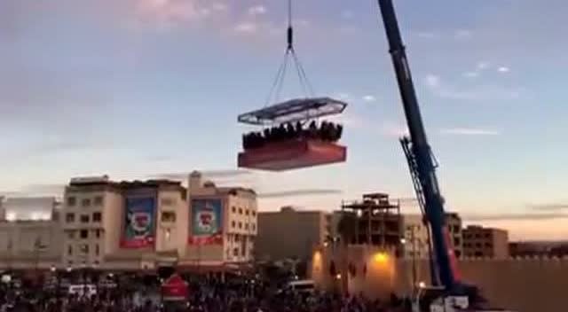 實拍中東土豪們用吊車玩空中餐廳，結果在高空中出現事故，悲劇了 (226播放)