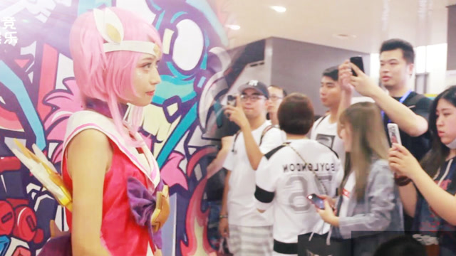LOL6周年现场：Coser小姐姐引众人围堵，害羞样子好可爱免费观看