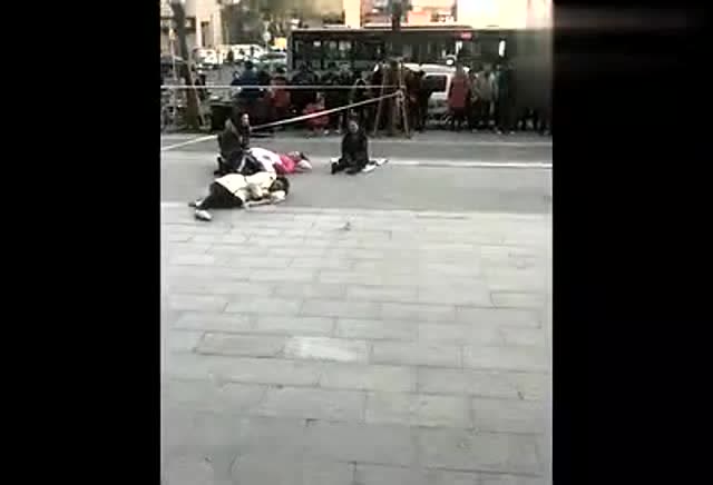 吊車出事故了，這些人都被連累了 (106播放)