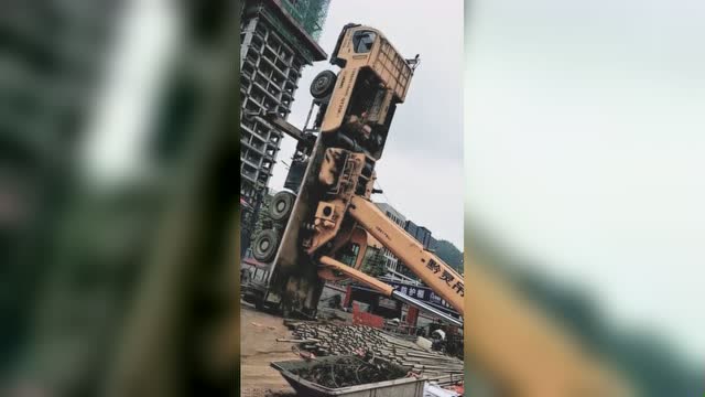 吊車出事故，意外發生那一刻，再也不想當司機了！ (212播放)