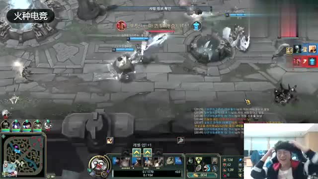 Faker和Crown两人表演走位大赛，结局惹得众人大笑！免费观看