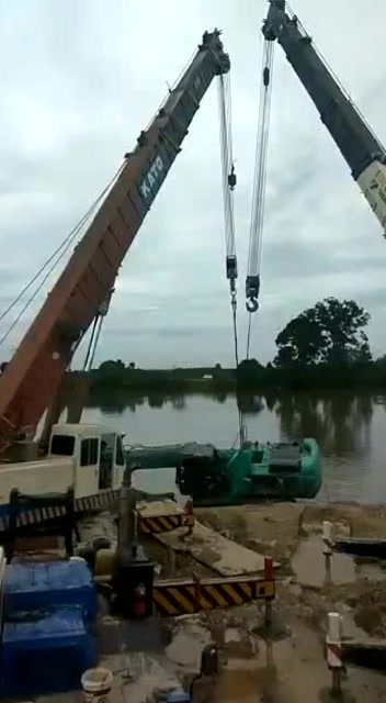 吊車作業過程中發生事故，幸虧作業人員跑的快 (186播放)