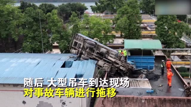 重慶云陽一重型吊車發(fā)生事故，車輛沖出馬路掉在污水處理廠樓頂 (198播放)