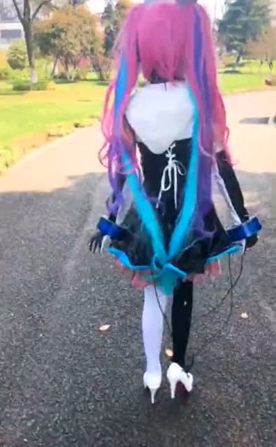 可爱的小姐姐穿着安其拉的衣服走在路上，有点害羞了免费观看