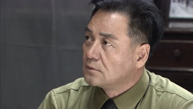 贺老七将密信交给廖高轩,看后廖高轩心里百味杂陈