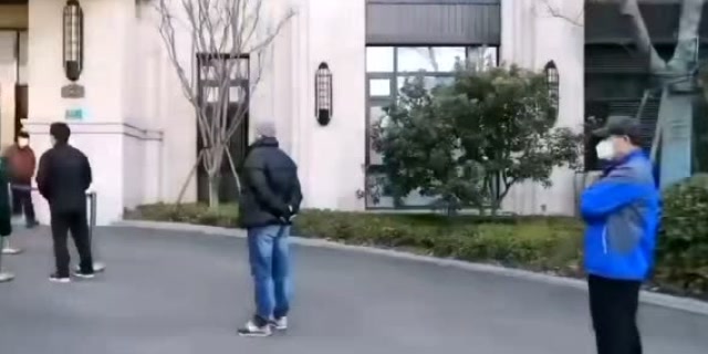 上海一小區居民排隊領口罩,居然排出了北歐的感覺!