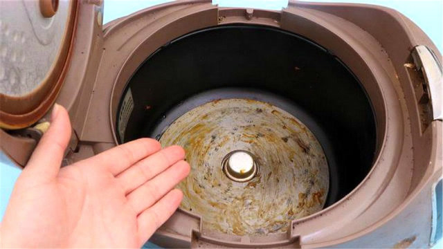 电饭锅里外都是脏东西,教你一个小妙招,几分钟清洁干净,真实用