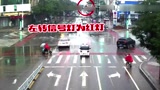 电车被撞翻碎片飞出十几米!曲阳一女子骑电车闯红灯,被撞伤又被罚