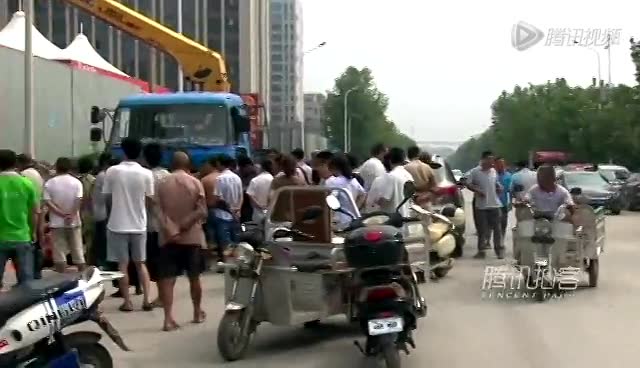 【拍客】執法局雇吊車觸碰萬伏高壓雇工身亡 (197播放)