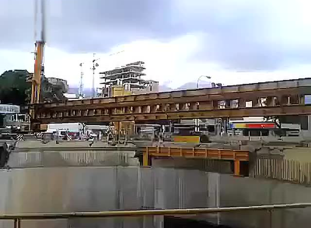 重型吊車慘烈事故現場 47秒時震驚全場！ (192播放)