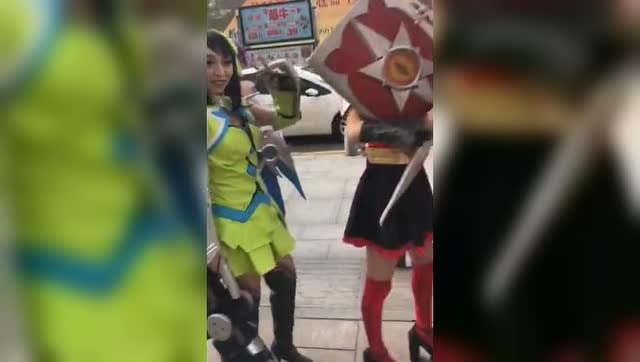 大街上遇到的真人版COS，全都是帅哥美女免费观看