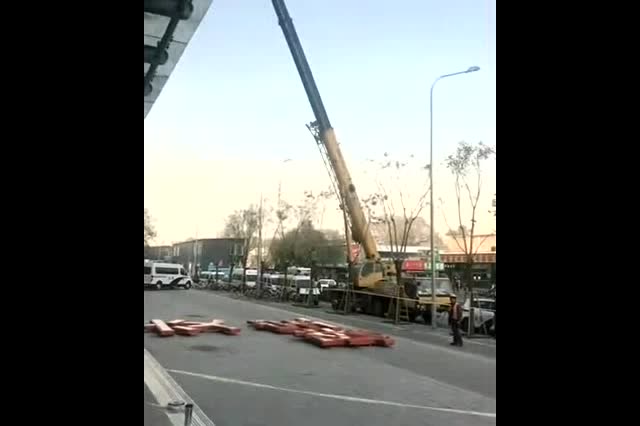 吊車出事故了，這些人都被連累了！ (175播放)