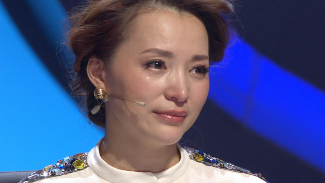 董卿流泪诉说心酸往事,独自赴美产子,曾受到丈夫前妻的威胁