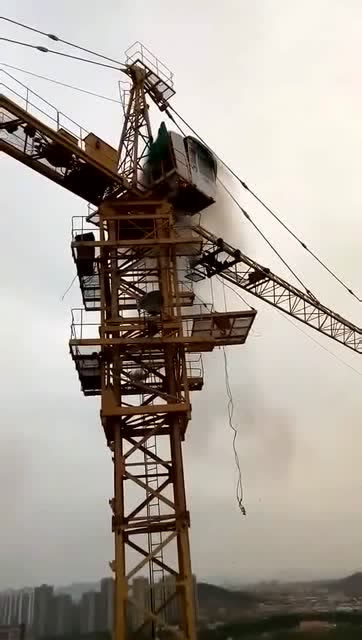 吊車突發事故，老司機的一個舉動，化解了這場災難！ (198播放)