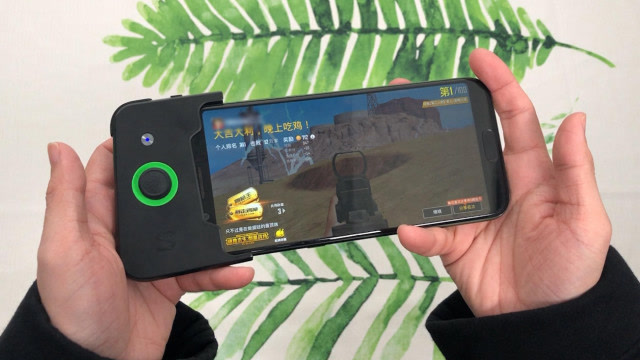 2199元的黑鲨手机开箱,用手柄"吃鸡"那一刻,简直像开了挂!