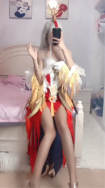 小姐姐cos凤凰于飞，这腿也太抢眼了！免费观看