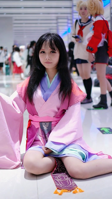 这丫头，年纪轻轻，就健忘，到展会才发现假发没带免费观看