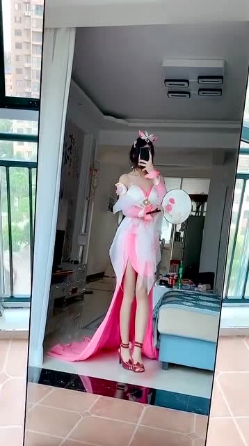 甄姬cos，小姐姐穿的这双红鞋，你感觉个性吗？免费观看