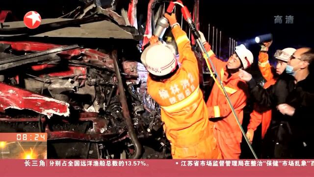 陕西榆林:三辆半挂车公路相撞 消防紧急救援