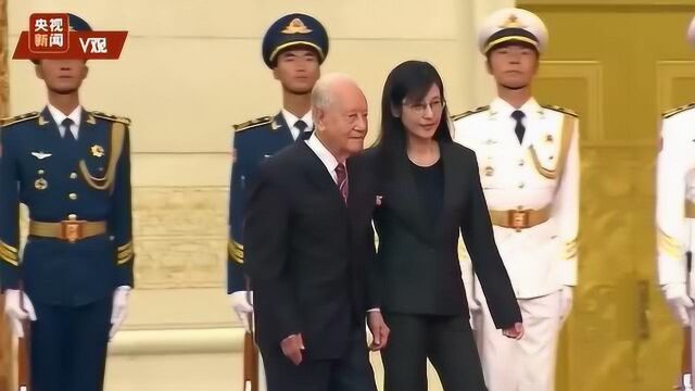 习近平向黄旭华颁授“共和国勋章”