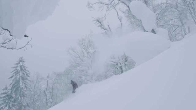 大神们在纯白的世界里滑野雪 每一帧都是壁纸大片