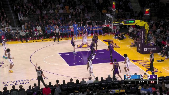 收缩篮下漏掉外线只能顾此失彼 多尔特无人盯防三分穿针