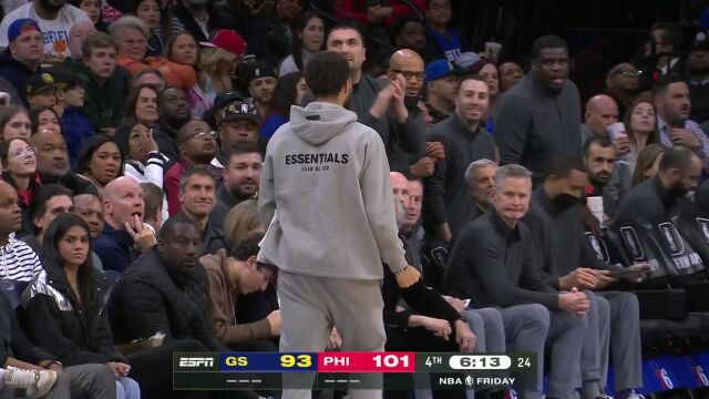 克莱飙进空位三分 库里场边跟随攥拳庆祝