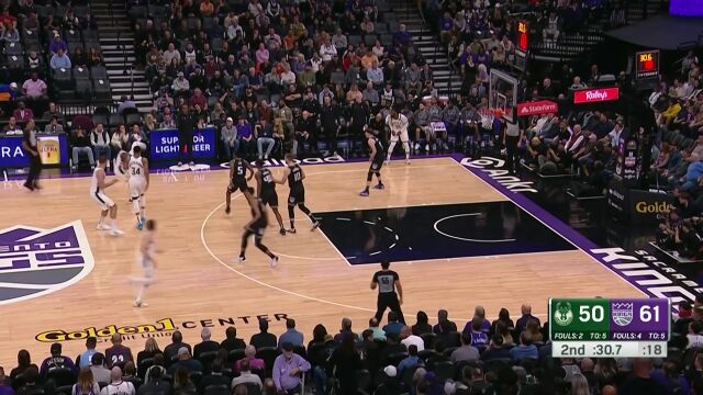 字母哥迈开大步持球反击 分球霍乐迪超远三分一箭穿心