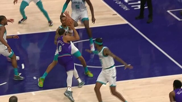 一展劲爆身体素质！霍顿-塔克滞空对抗强势打进2+1