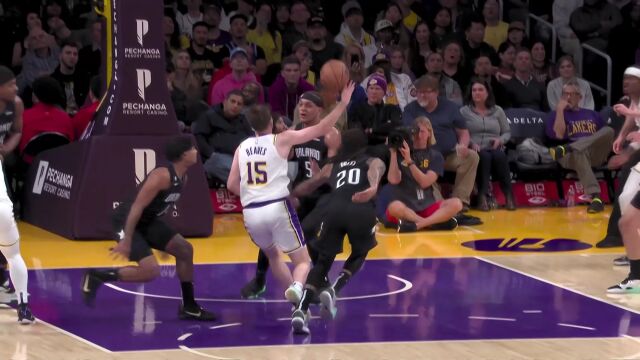 配合默契！里弗斯高抛喂饼范德比尔特空接暴扣挂筐