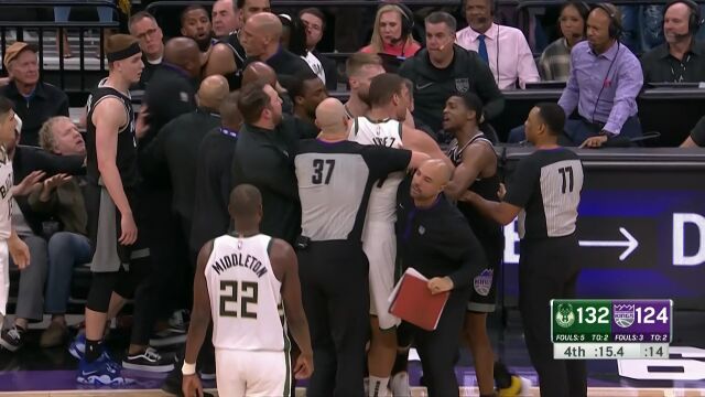 没有必要的冲突！莱尔斯挑衅大洛直接锁喉双双被驱逐