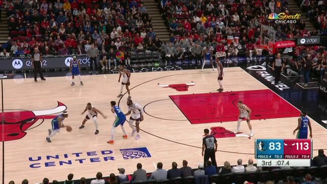 打出足球二过一配合 哈迪杀入篮下拉杆打进压哨