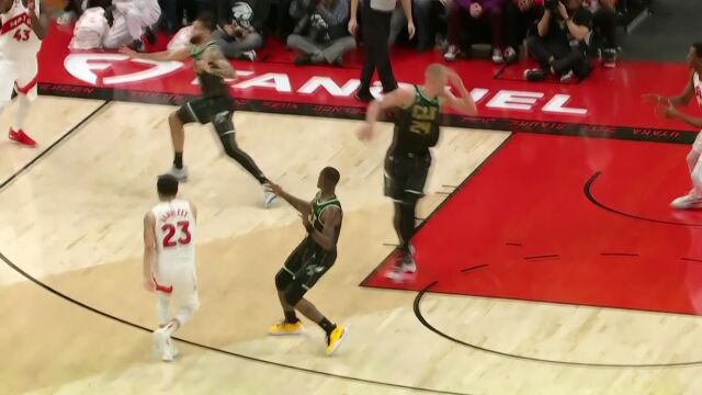 滞空能力没的说！西亚卡姆空中悬停打进还要加罚