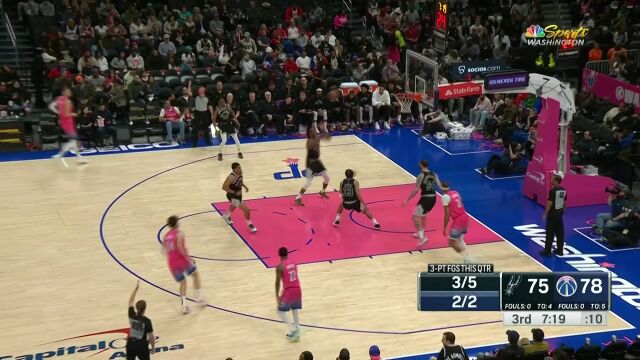 禁区自如行走！约翰逊突破上篮丝滑流畅