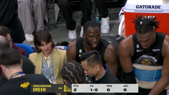 返回场边 格林场边处理脚伤