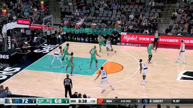 在进攻端已经势不可挡 东契奇突破上篮+伍德空接暴扣连取4分